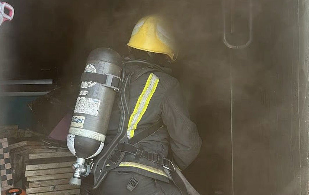 الدفاع المدني يسيطر على حريق بمحلات حي الشاطئ في جازان دون إصابات