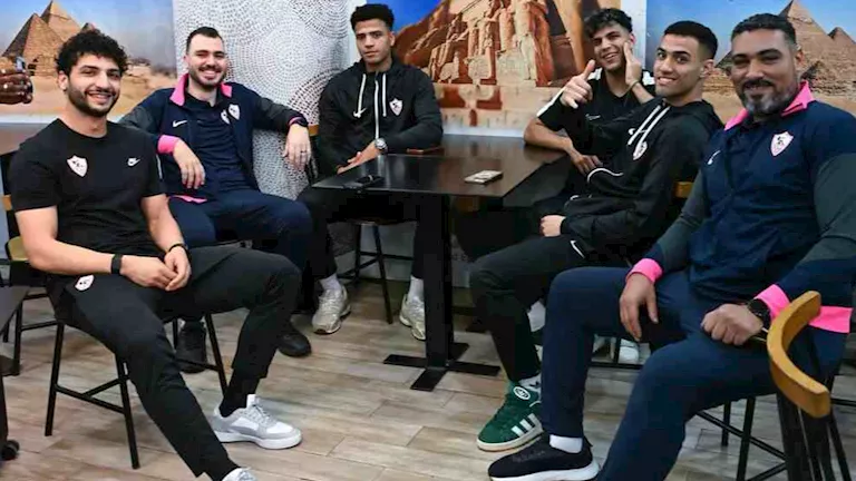 وفد السفارة المصرية في الجزائر يستقبل بعثة الزمالك بعد الوصول