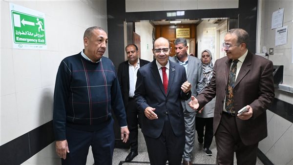 مدير مستشفيات جامعة القاهرة يتفقد وحدة شريف مختار بمستشفى الاستقبال والطوارئ وبنك الدم