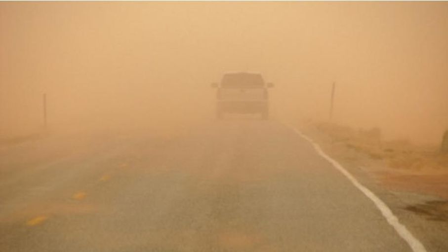 أجواء مغبرة وتحذيرات من انعدام الرؤية على الطرق الخارجية