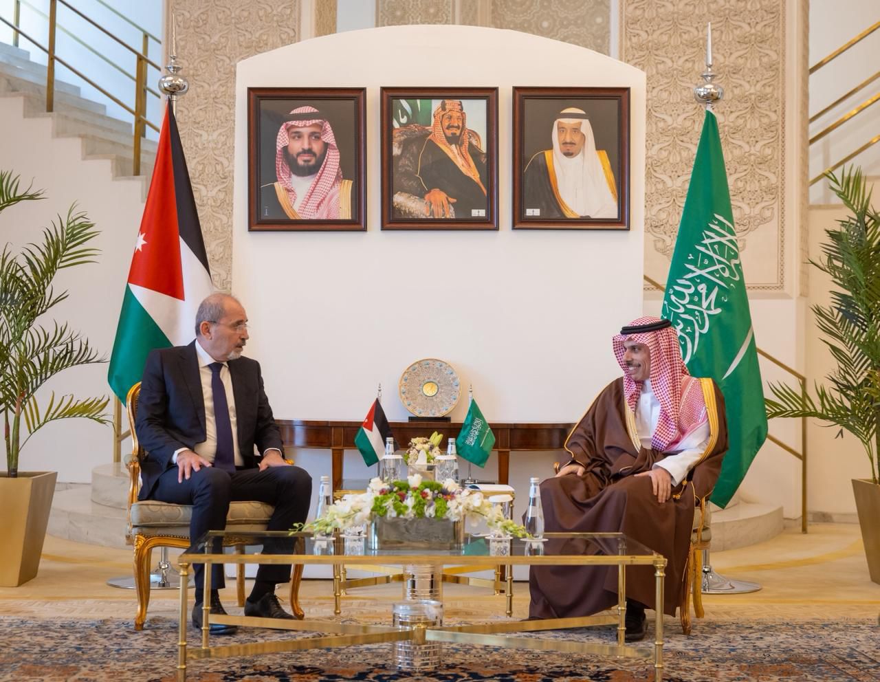 جو 24 : الصفدي ونظيره السعودي يؤكدان ضرورة وقف الإجراءات الإسرائيلية اللاشرعية في الضفة الغربية والقدس