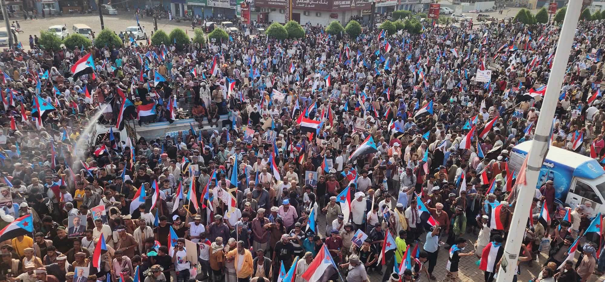 حشود جنوبية تتوافد إلى ساحة العروض بعدن للمشاركة في مليونية 7 يوليو
