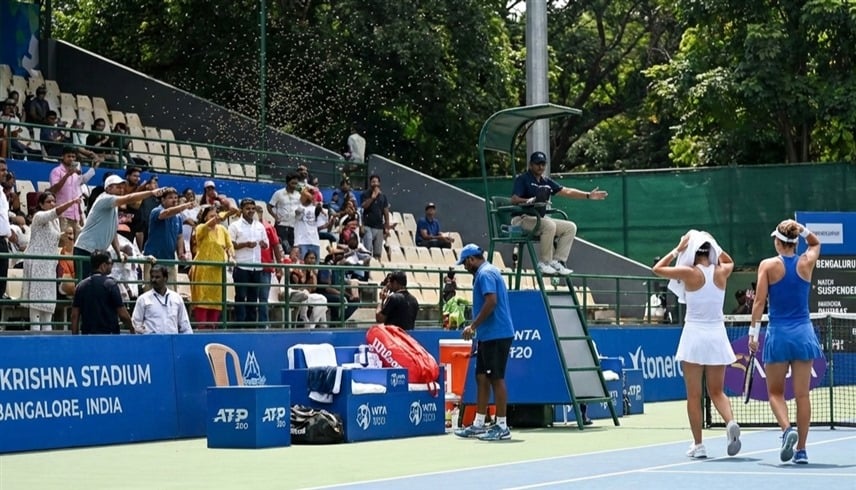 شاهد.. أسراب النحل تجبر اللاعبات والجمهور على الفرار