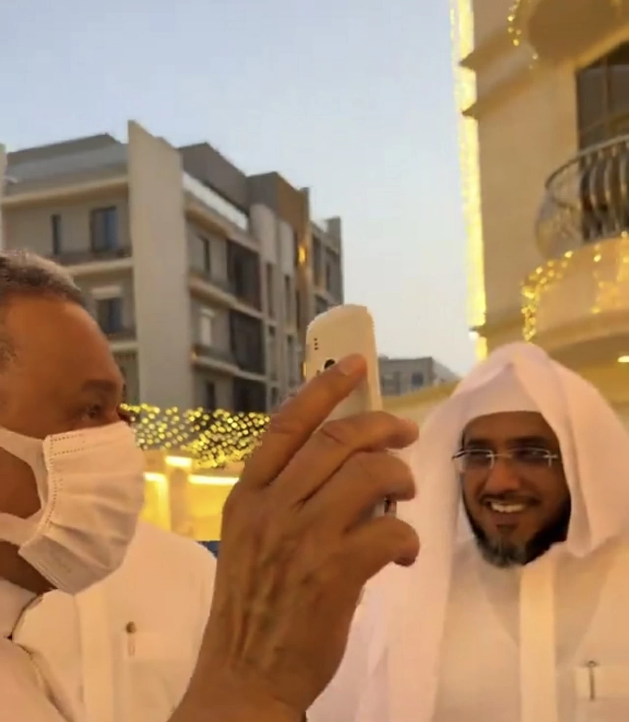 جوال محمد عبده يعاود الظهور: اللي يلقاه لا يجيبه لي