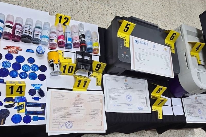 تزوير شواهد دراسية يوقف شخصين