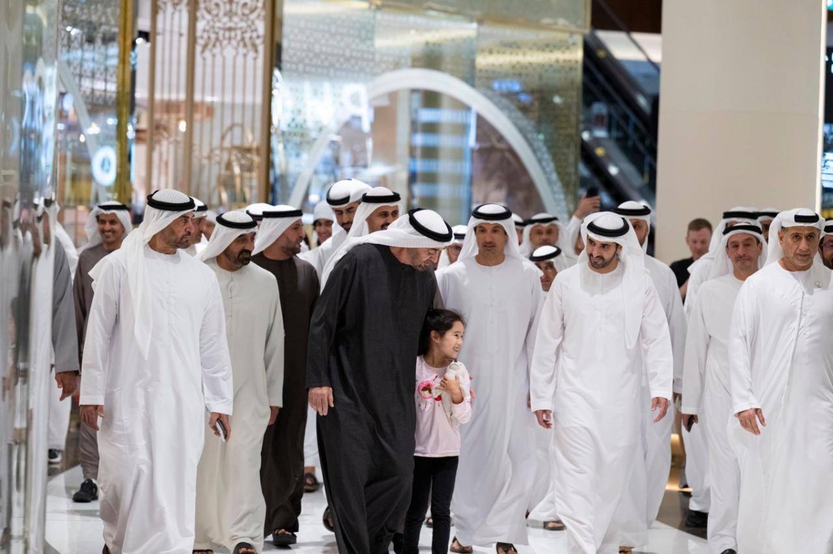 لا تشلّون هم.. محمد بن زايد وحمدان بن محمد يتجولان في دبي مول