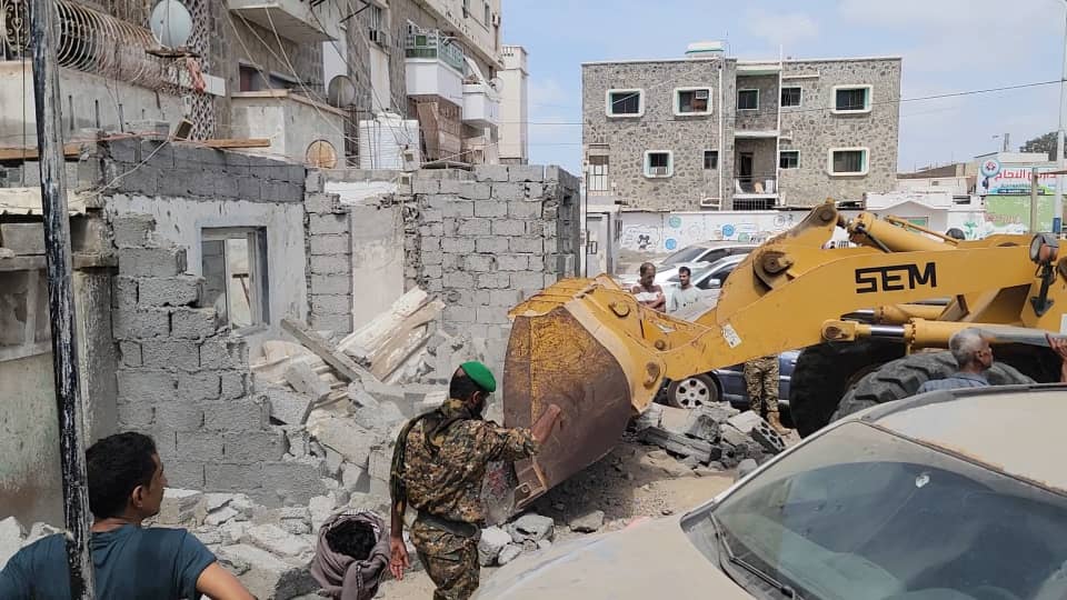 عدن .. مدير عام المنصورة: حريصون على إزالة كافة الأبنية العشوائية والمظاهر المشوهة