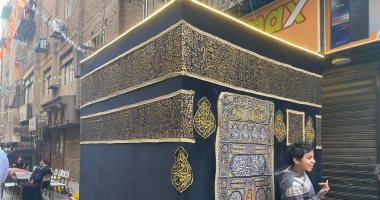 مجسم ضخم للكعبة المشرفة يزين مائدة إفطار أهالى إمبابة