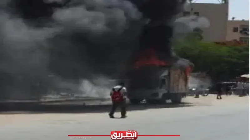«النيران التهمت الأغذية».. الحماية المدنية تخمد حريق سيارة نقل بالمقطم (صور)