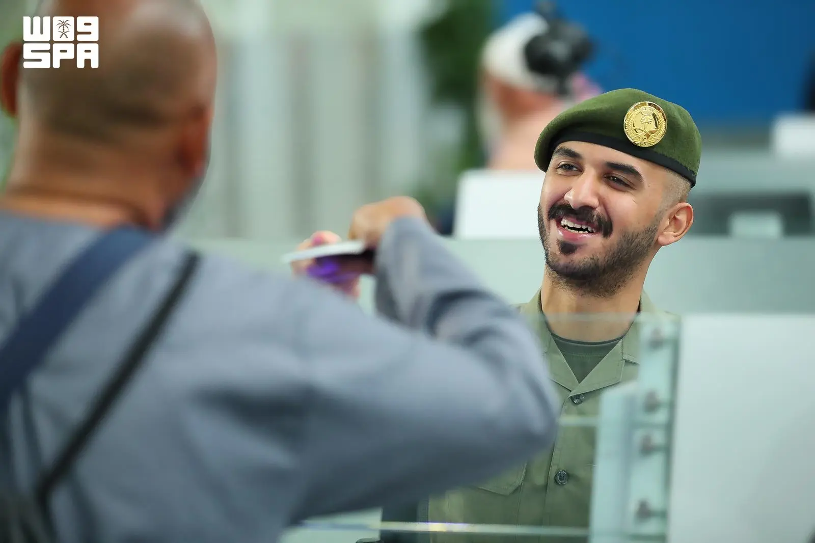 جوازات مطار الملك عبدالعزيز تنهي إجراءات مغادرة أو...
