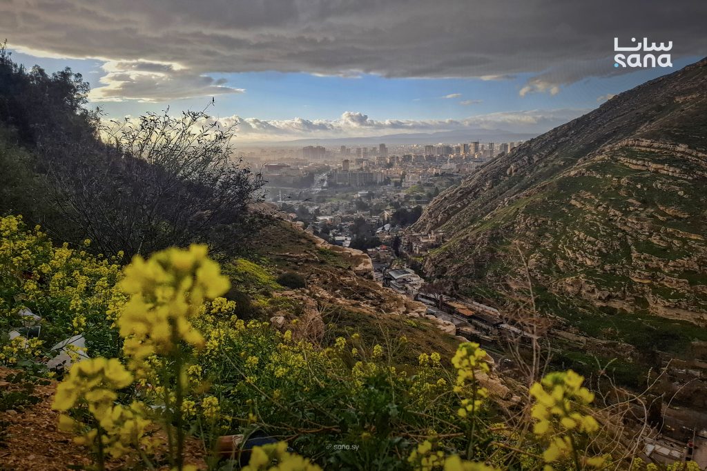 الجو بين الصحو والغائم جزئياً وثلوج خفيفة فوق مرتفعات القلمون