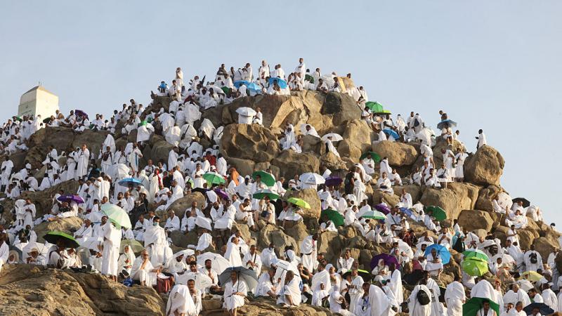 الحجاج يتوافدون إلى عرفات لأداء الركن الأعظم للحج