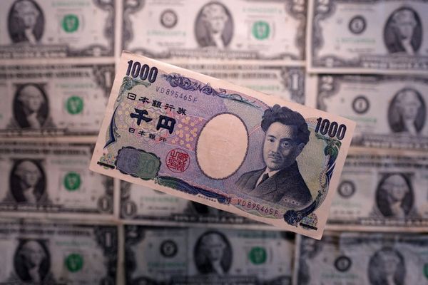استقرارُ سعر الين وارتفاع الدّولار وسط مخاوف من تصاعد الحرب في الشرق الأوسط