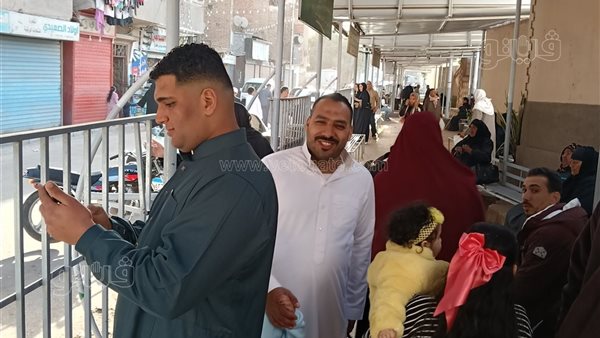 أهالي المنوفية يتوافدون على زيارة المقابر في أول أيام عيد الفطر (فيديو)