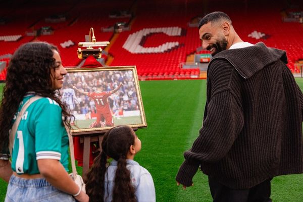 محمد صلاح وابنتيه "مكة" و"كيان" يودعون «أنفيلد»