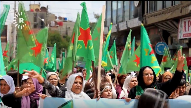 متظاهرة في قامشلو لرووداو: يجب أن تُثبت حقوق وحدات حماية المرأة في الدستور السوري