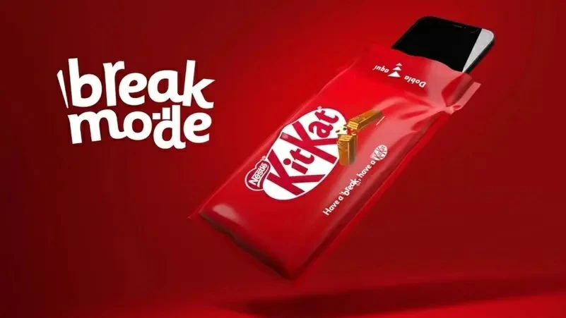 «سجن الجوال».. KitKat تبتكر غلافاً يحول هاتفك إلى «قطعة ميتة» بضغطة واحدة!