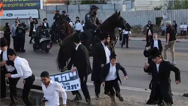 متطرفون "حريديم" يقتحمون منزل قائد كبير في جيش الاحتلال الإسرائيلي (فيديو)