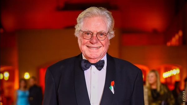 حسين فهمي يحصد جائزة شخصية العام السينمائية العربية في مهرجان كان