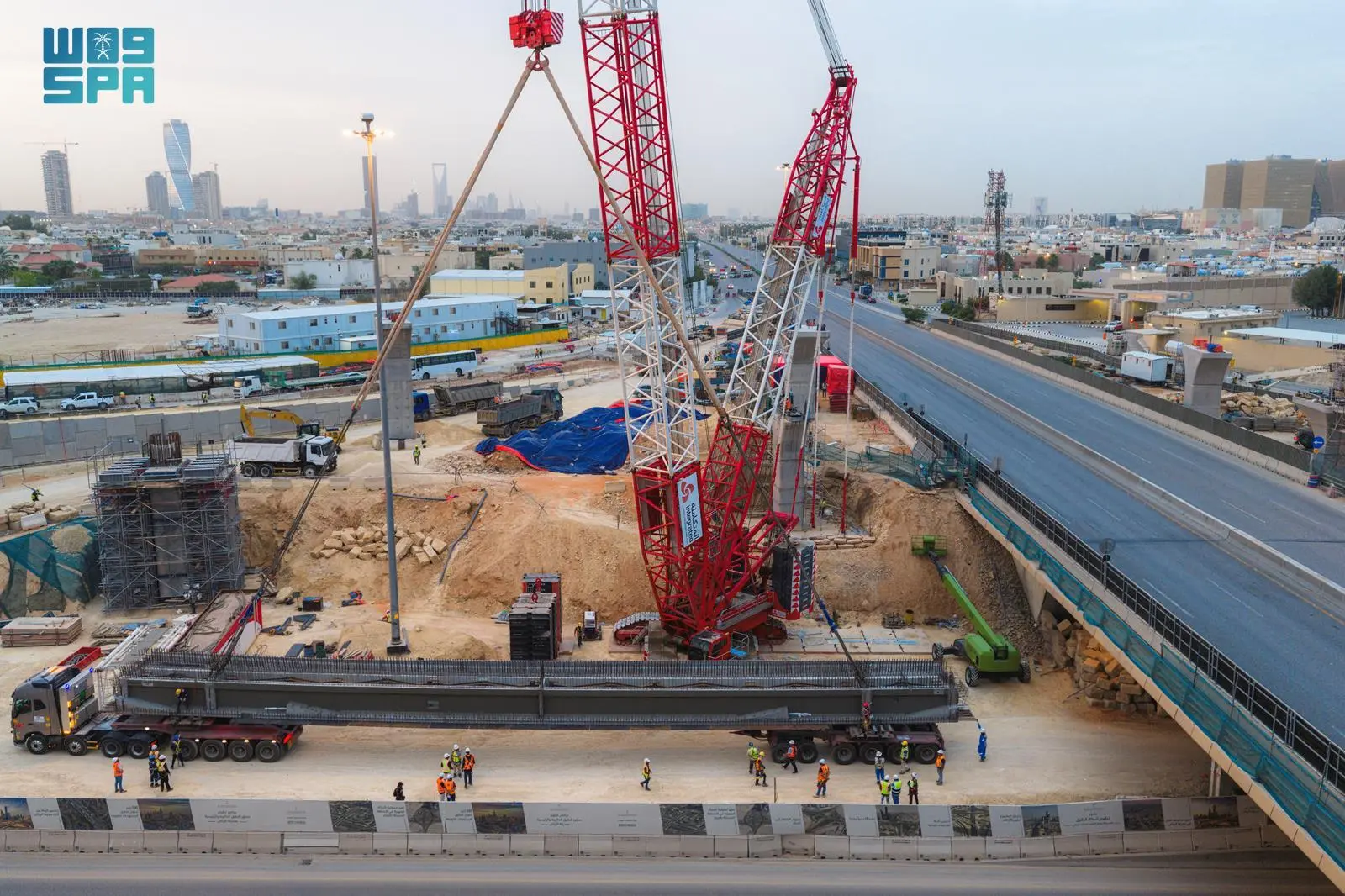 تنفيذ عملية رفع هندسية دقيقة لجسرين علويين ضمن مشروع تطوير الطرق المحيطة بمركز الملك عبداللّه المالي