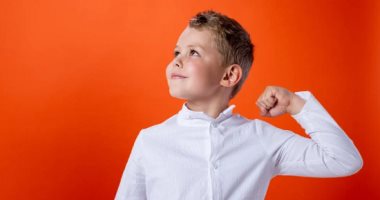 إزاى تقوى ثقة طفلك بنفسه؟.. 5 تعاملات أساسية من الطفولة