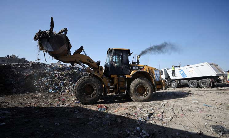 “الأونروا” تعلن جمع 5000 طن من النفايات الصلبة في قطاع غزة- (فيديو)