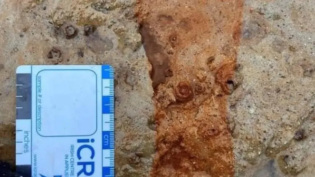 عواصف تكشف آثار أقدام بشرية نادرة في أسكتلندا تعود إلى 2000 عام