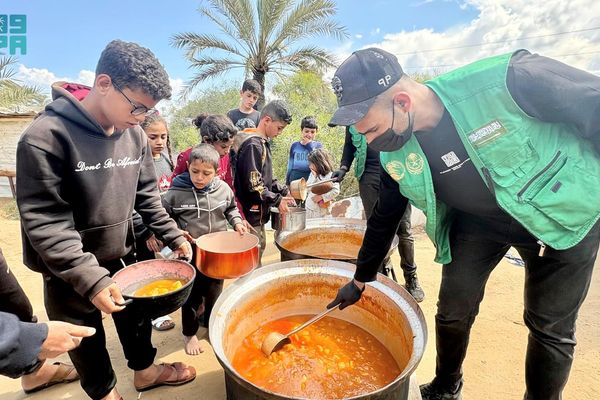 المملكة توزع (25,000) وجبة غذائية ساخنة في قطاع غزة​