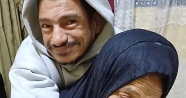حملت نجلها 45 عامًا على ظهرها.. قصة سيدة بورسعيد تتحول إلى نموذج إنسانى لتحرك الدولة والمجتمع لدعمها بعد نشر قصتها باليوم السابع.. المحافظ يوجه بحزمة قرارات لتوفير حياة كريمة لهما والأم تشكر المسؤولين