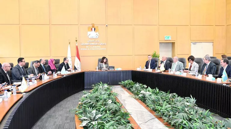 وزيرة الإسكان تتابع مبيعات وتسويق مشروعات المدن الجديدة وتبحث فرصًا اس