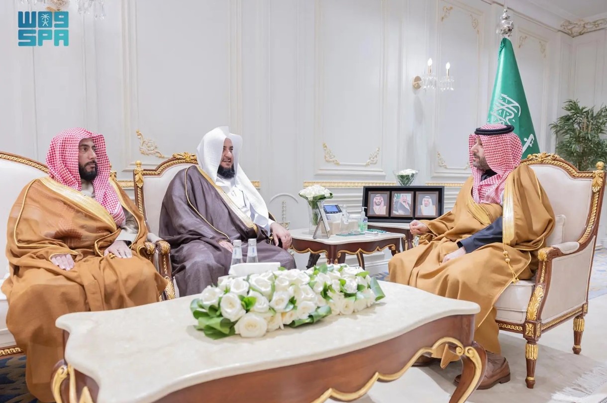 نائب أمير الحدود الشمالية يستقبل عضو هيئة كبار العلماء الدكتور الملا