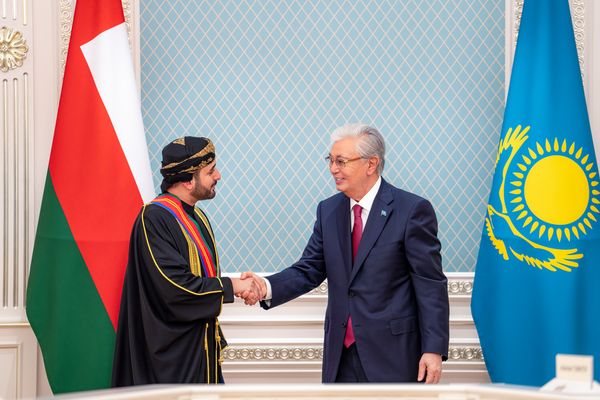 الرئيسُ الكازاخستاني يمنحُ سُموّ السّيد نائبَ رئيس الوزراء للشُّؤون الاقتصاديّة وسامَ الصّداقة