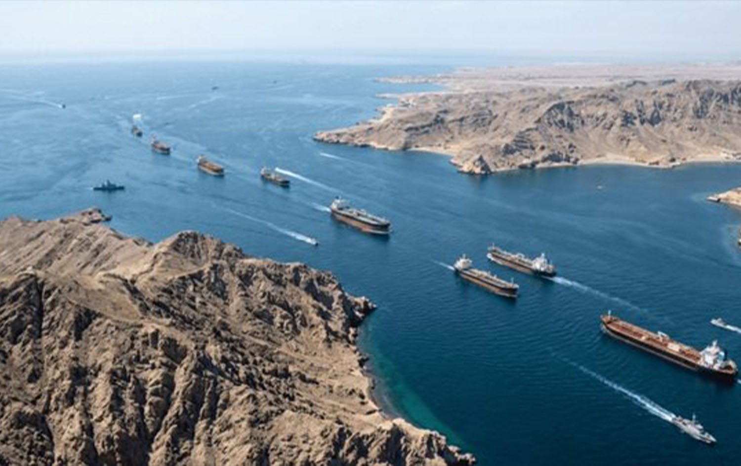 إيران تعلن إطلاق صواريخ وسط أنباء عن اشتباكات في الخليج
