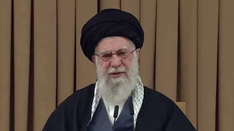حشود ضخمة تشارك في وداع خامنئي في مدينة قم
