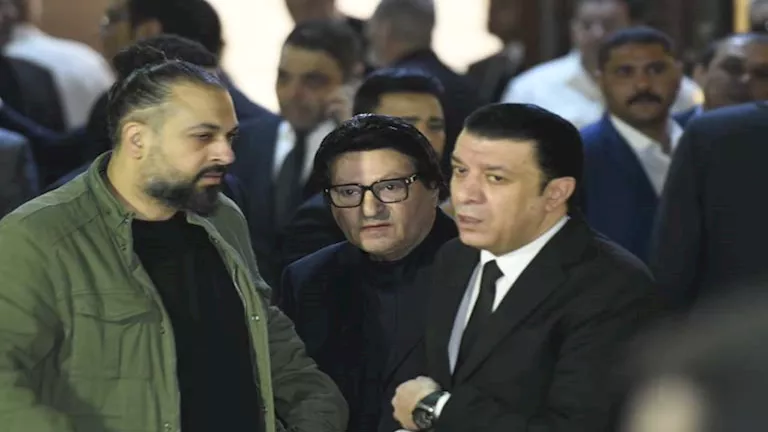 بكاء لبلبة وحزن محمد الحلو.. لقطات وصور من عزاء هاني شاكر