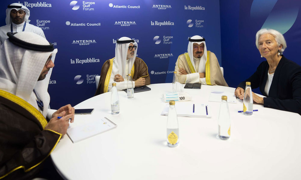 ممثل سمو أمير البلاد سمو رئيس مجلس الوزراء يلتقي رئيس البنك المركزي الأوروبي على هامش القمة الأوروبية الخليجية باليونان
