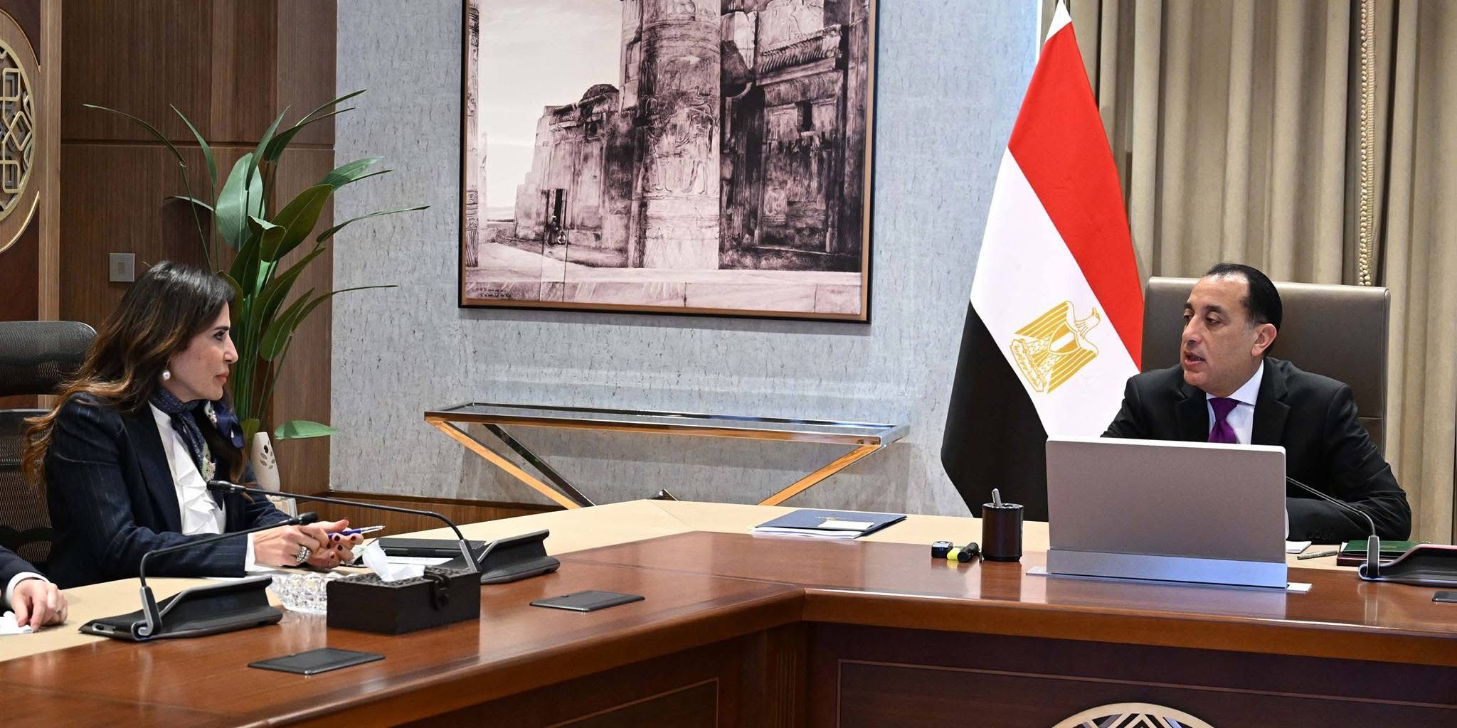 رئيس الوزراء يجتمع مع وزيرة الإسكان لاستعراض الموقف التنفيذي لعددٍ من المشروعات