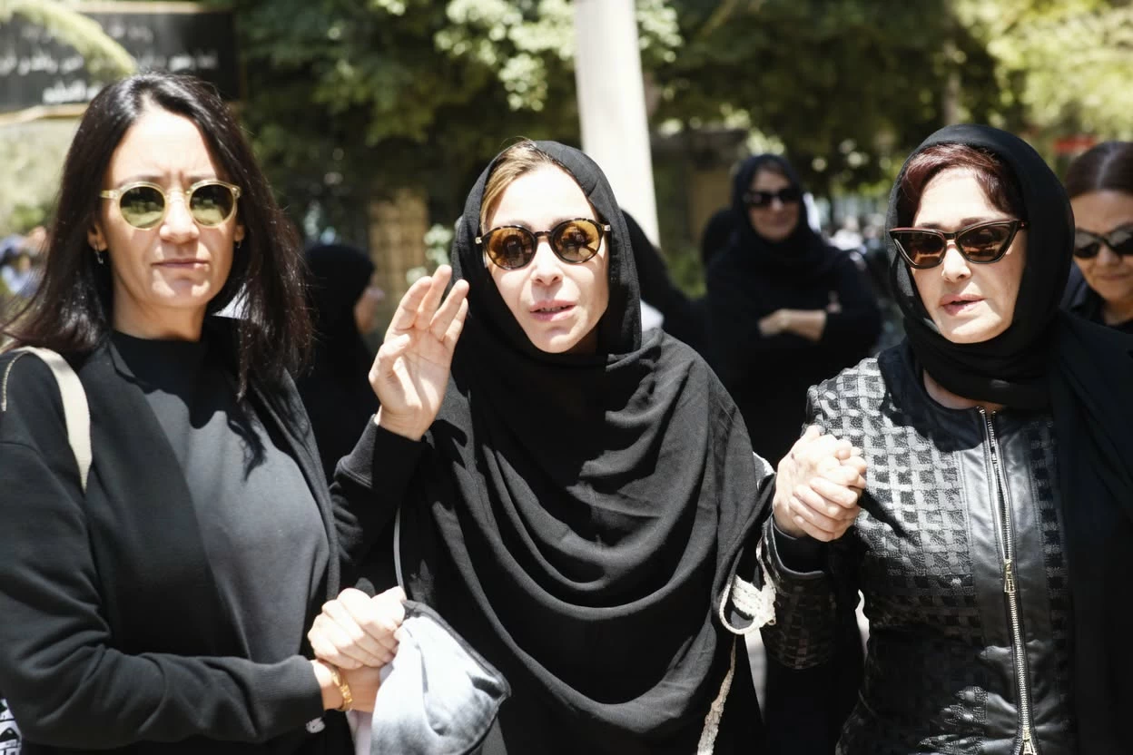 ما بين الانهيار والمواساة.. تشييع جثمان والد منة شلبي