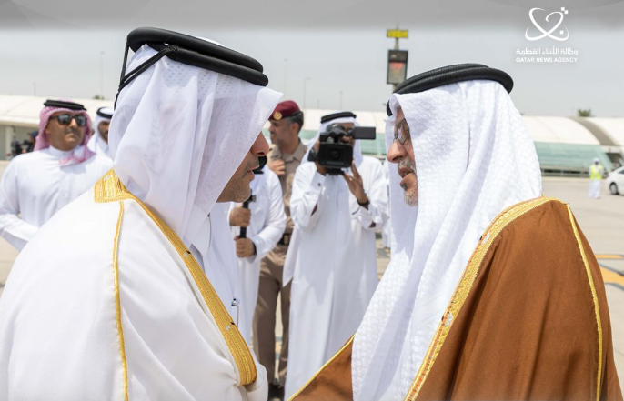 ‫ ولي عهد البحرين يصل الدوحة لتقديم العزاء في فقيد الوطن الكبير