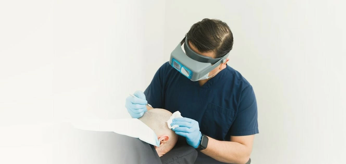 عاجل | مخالفو نشاط «زراعة الشعر» يواجهون «عقوبة الإغلاق» وغرامات تصل إلى 100,000 ريال