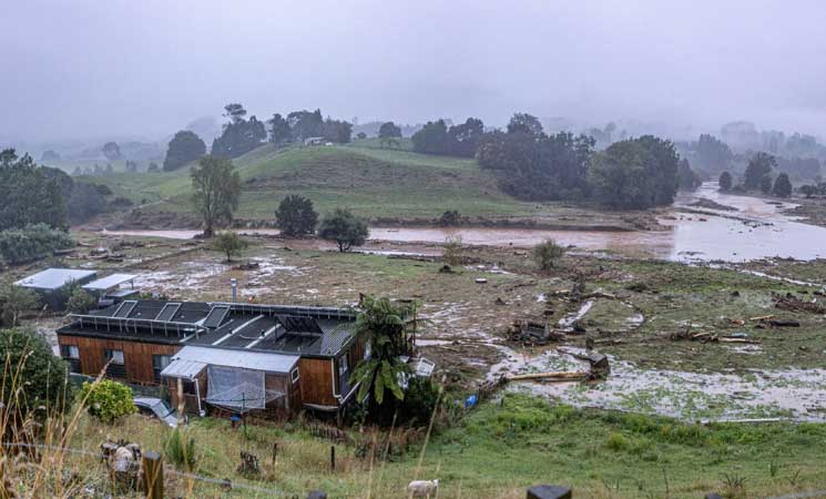 عاصفة شديدة في نيوزيلندا تعطل الرحلات الجوية وتقطع الكهرباء عن الآلاف- (صور وفيديو)