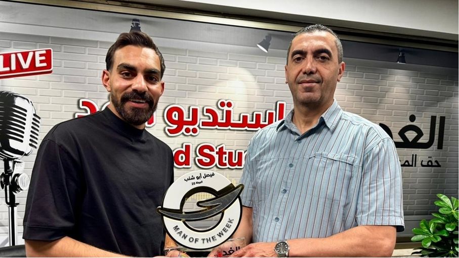 أبو شنب يتسلم جائزة "الغد" لأفضل لاعب في الجولة الـ25 من دوري المحترفين