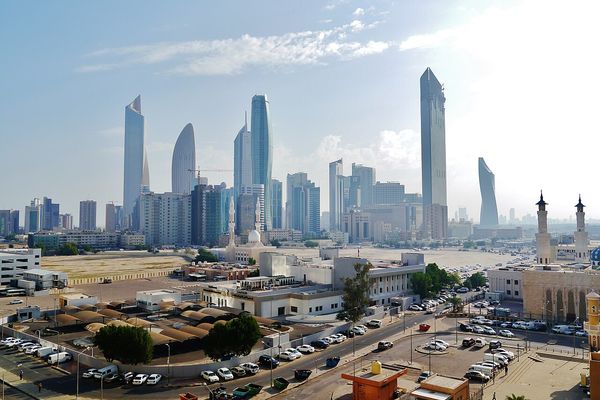 استهداف مجمع الوزارات في الكويت بطائرة مسيرة معادية