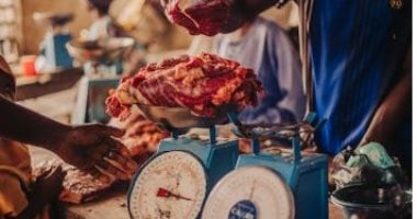 تفسير حلم توزيع اللحوم.. دلالات على العطاء والرزق وأسرار العقل الباطن