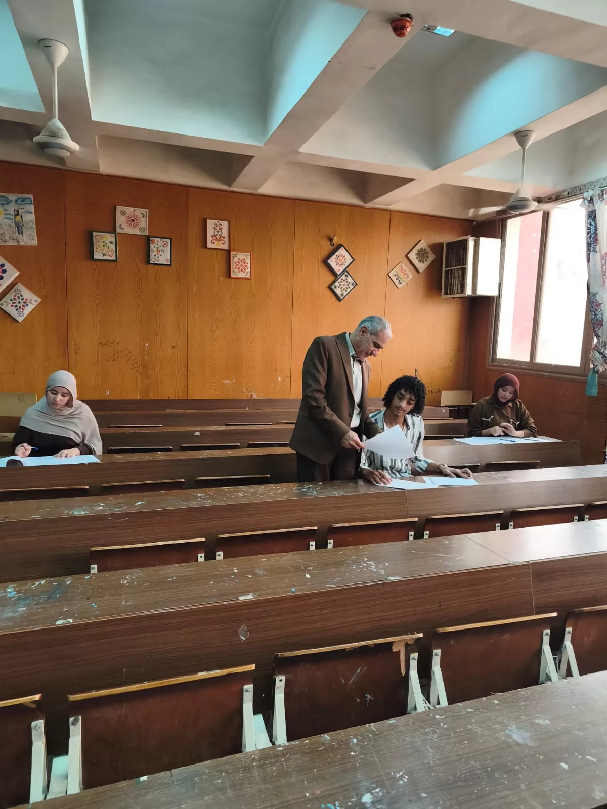 رئيس جامعة أسوان يتابع امتحانات “التربية النوعية”ويشيد بالانضباط وتوفير الأجواء الملائمة للطلاب
