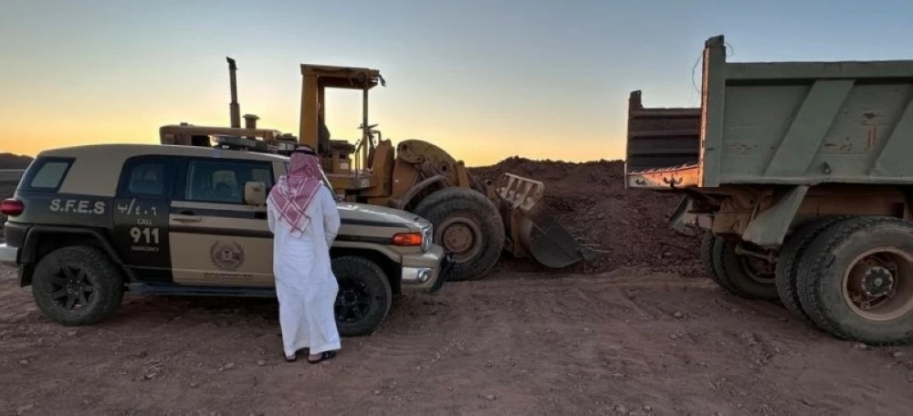 ضبط مخالف لنظام البيئة لاستغلاله الرواسب في منطقة المدينة المنورة