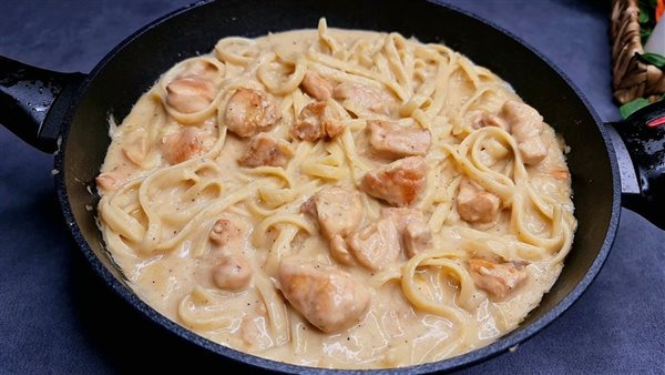 طريقة عمل مكرونة الوايت صوص بالفراخ لغداء سريع وشهي