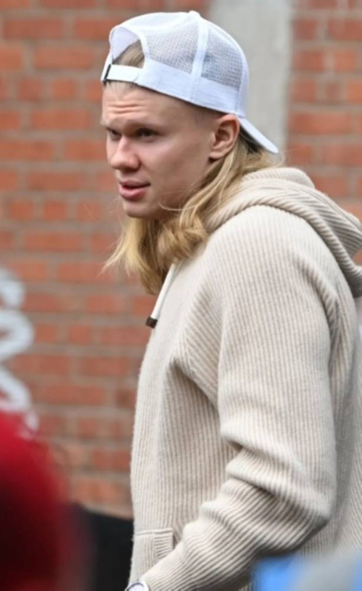 شبيه هالاند يربك طاقم تصوير إعلان ساعات فاخرة