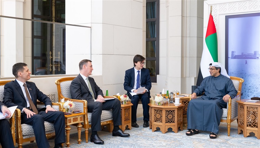 منصور بن زايد ونائب رئيس الوزراء الروسي يبحثان علاقات التعاون
