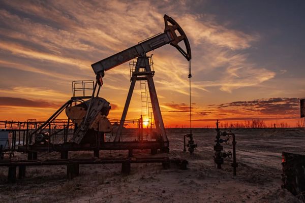 النفط يهبط بقوة ويسجل أسوأ أداء أسبوعي منذ 2022